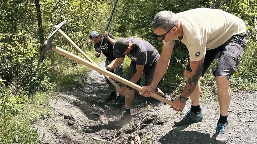 Entretien des sentiers en Valais avec l'association PRO VTT