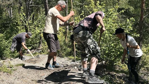 Entretien de sentiers en Valais par la communauté VTT